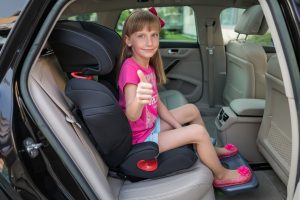 Correct body posture with KneeGuardKidsitting in the car seat.